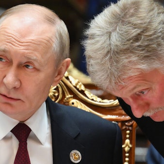 Kremlchef Wladimir Putin (l) spricht während des Gipfels im Palast der Nation mit seinem Sprecher Dmitri Peskow. (Archivbild)