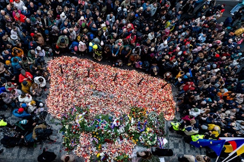 17.11.2025, Tschechien, Prag: Menschen stellen Kerzen am Denkmal für die Ereignisse vom 17. November 1989 auf der Národní trída ab. Im Rahmen der Veranstaltung Korzo Národní wird in Prag der 36. Jahrestag der Samtenen Revolution begangen.