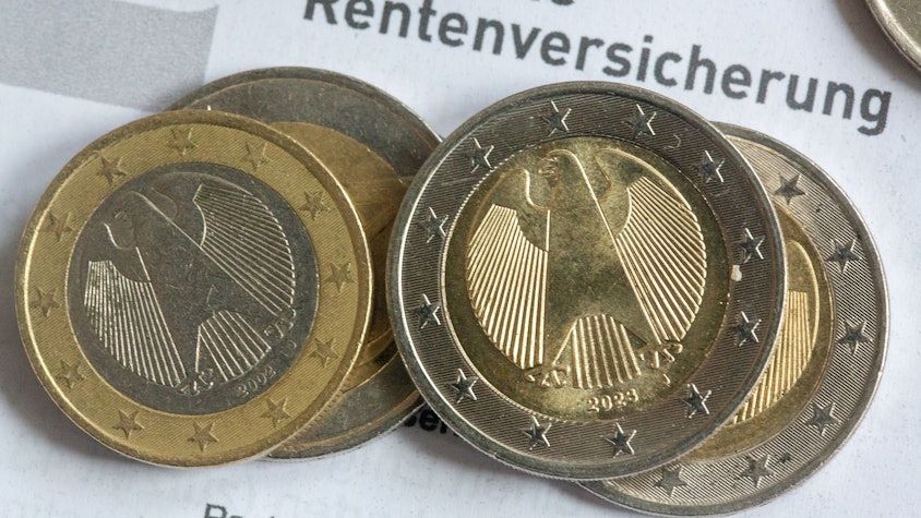 Münzen liegen auf einer Renteninformation der Deutschen Rentenversicherung.