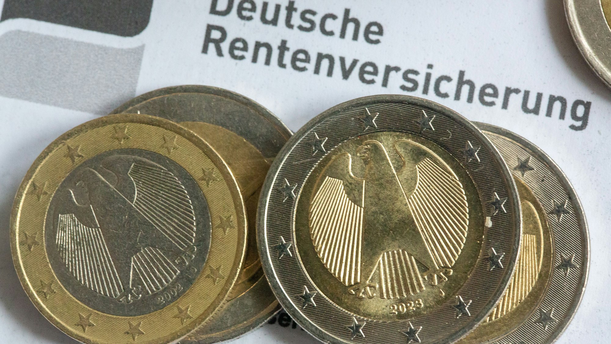 Münzen liegen auf einer Renteninformation der Deutschen Rentenversicherung.