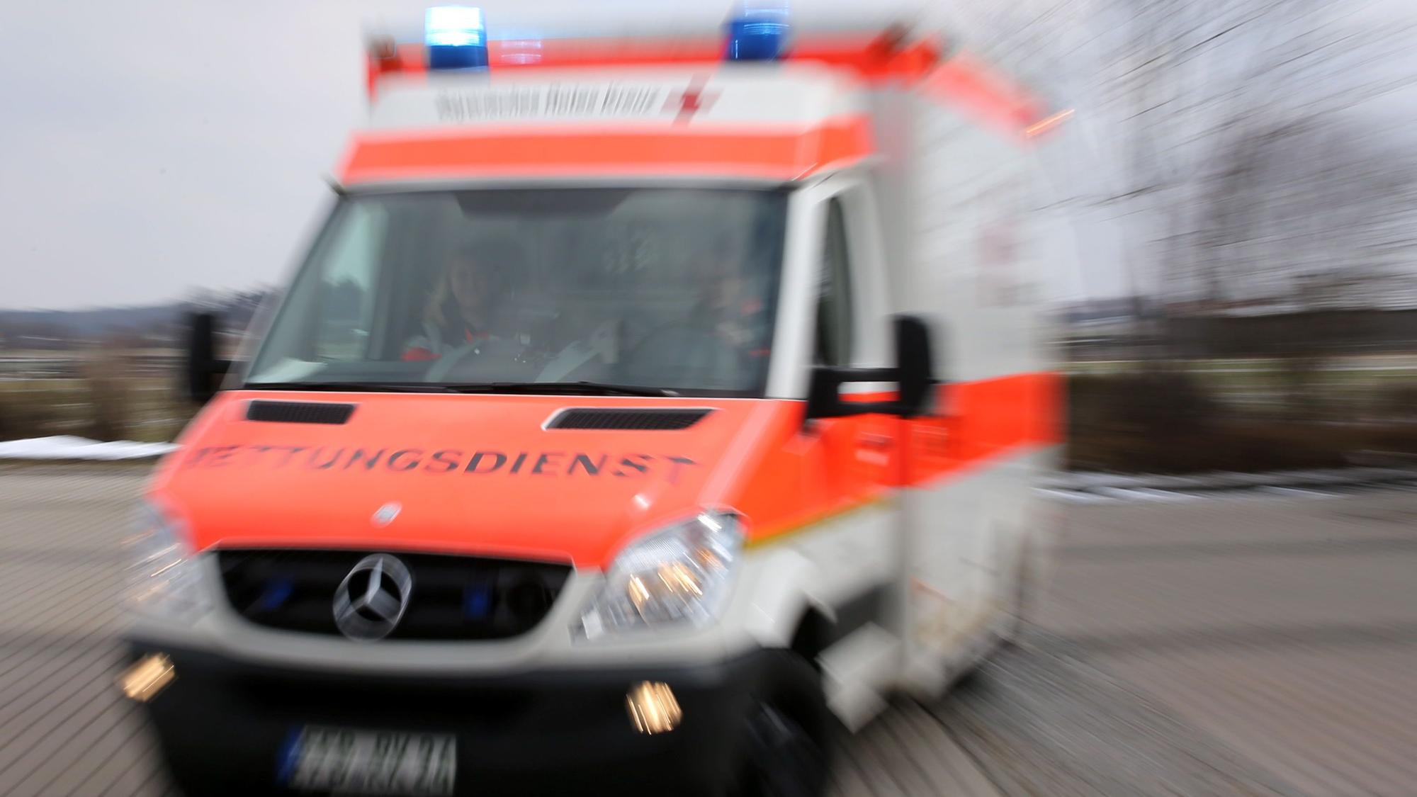 Ein Rettungswagen fährt mit Blaulich. (Symbolbild)