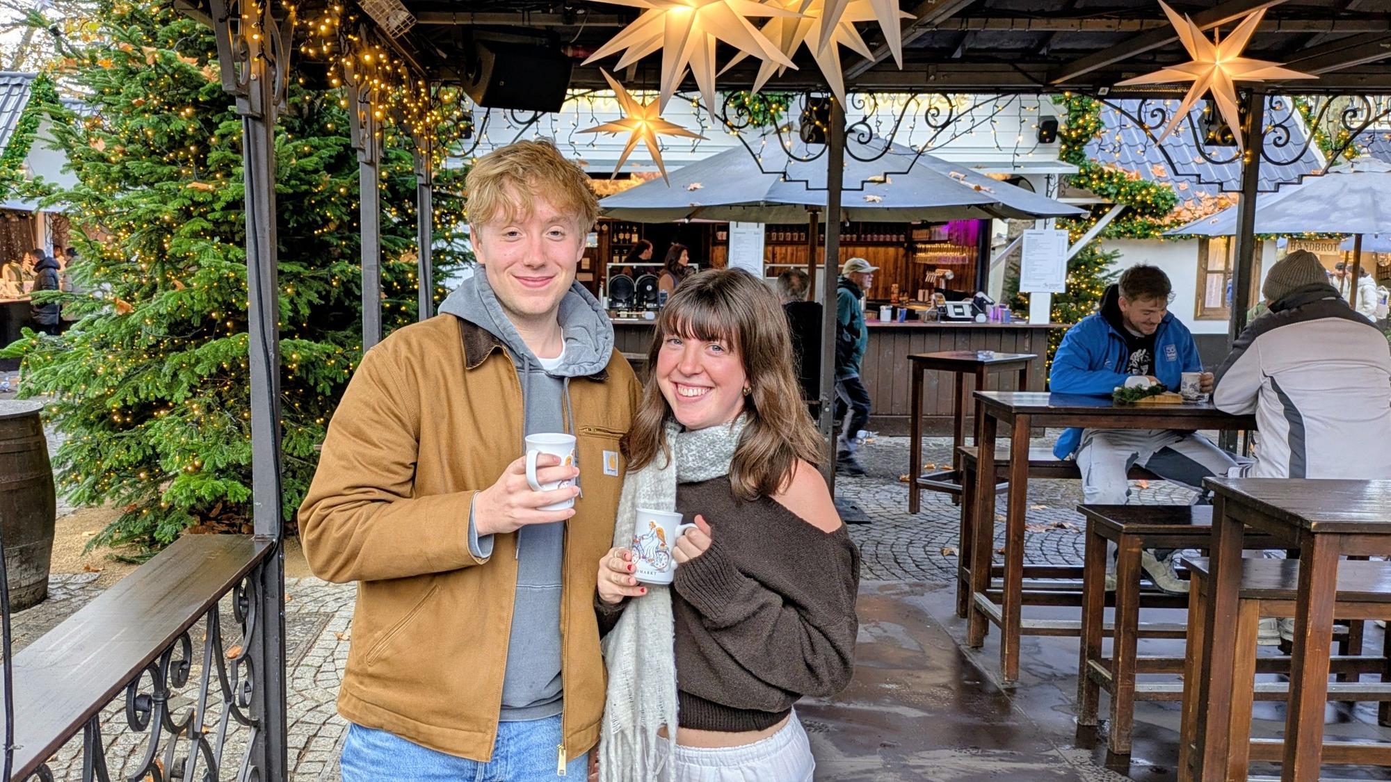 Die Briten Josh und Maisie gehörten zu den ersten Weihnachtsmarktbesuschern auf dem Neumarkt.