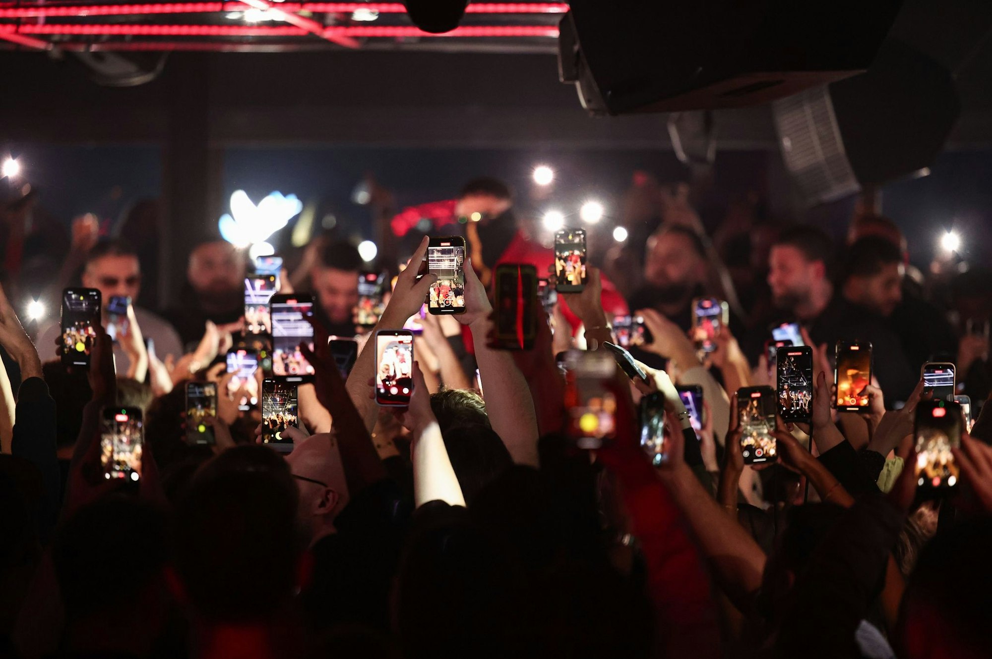 Viele Jugendliche feiern Haftbefehl.