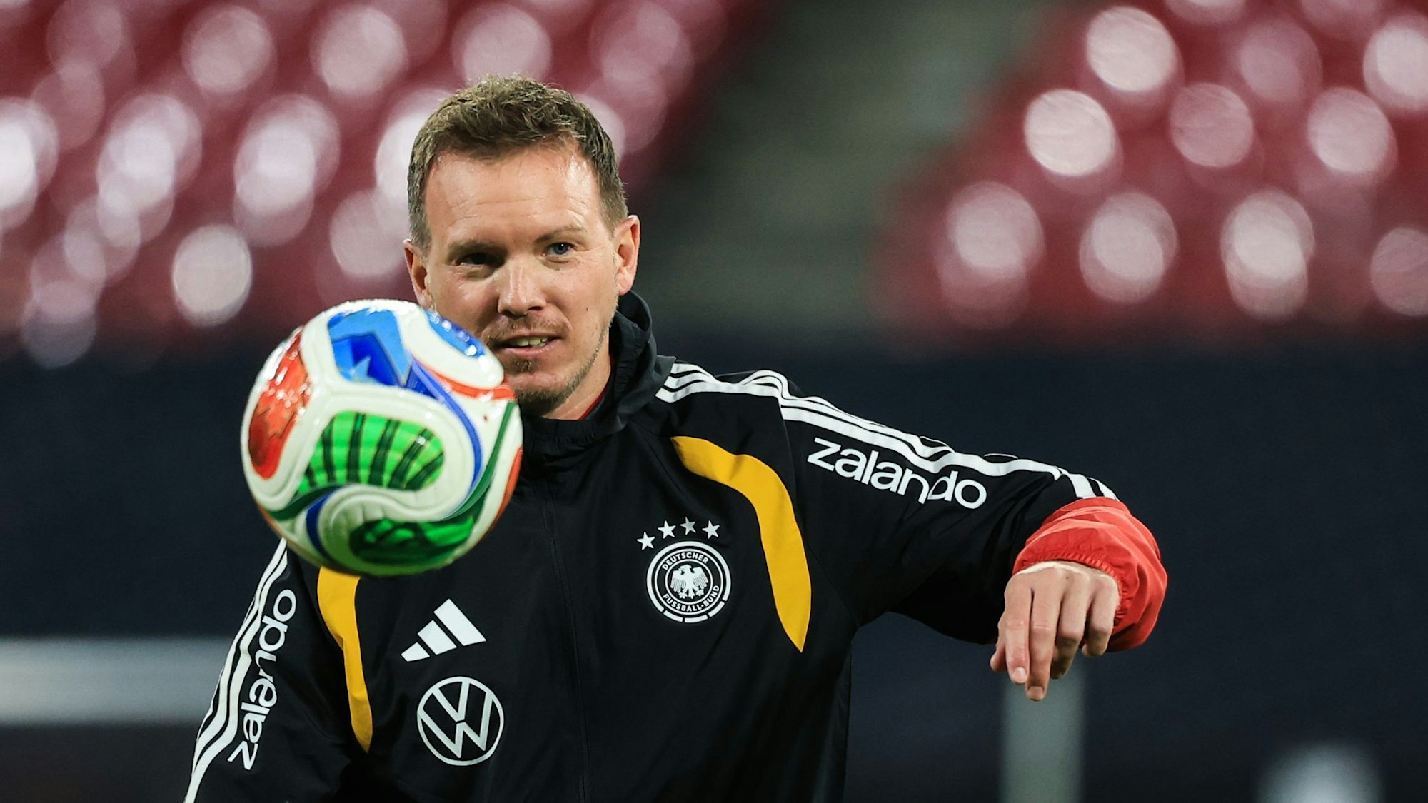 Julian Nagelsmann spielt beim Training den Ball.