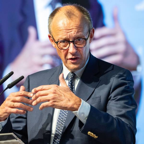 Bundeskanzler Friedrich Merz hält eine Rede am Pult.