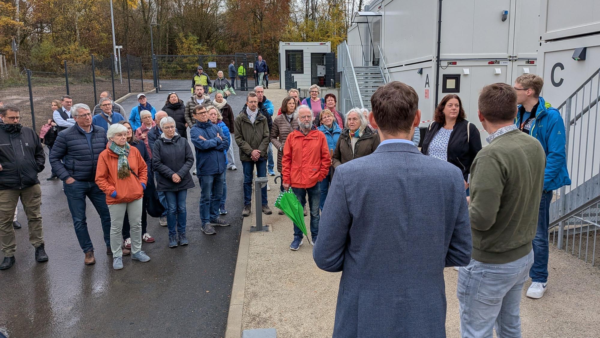 Viele Besucher kamen zum Tag der offenen Tür, um die ZUE anzugucken und Fragen zu stellen.