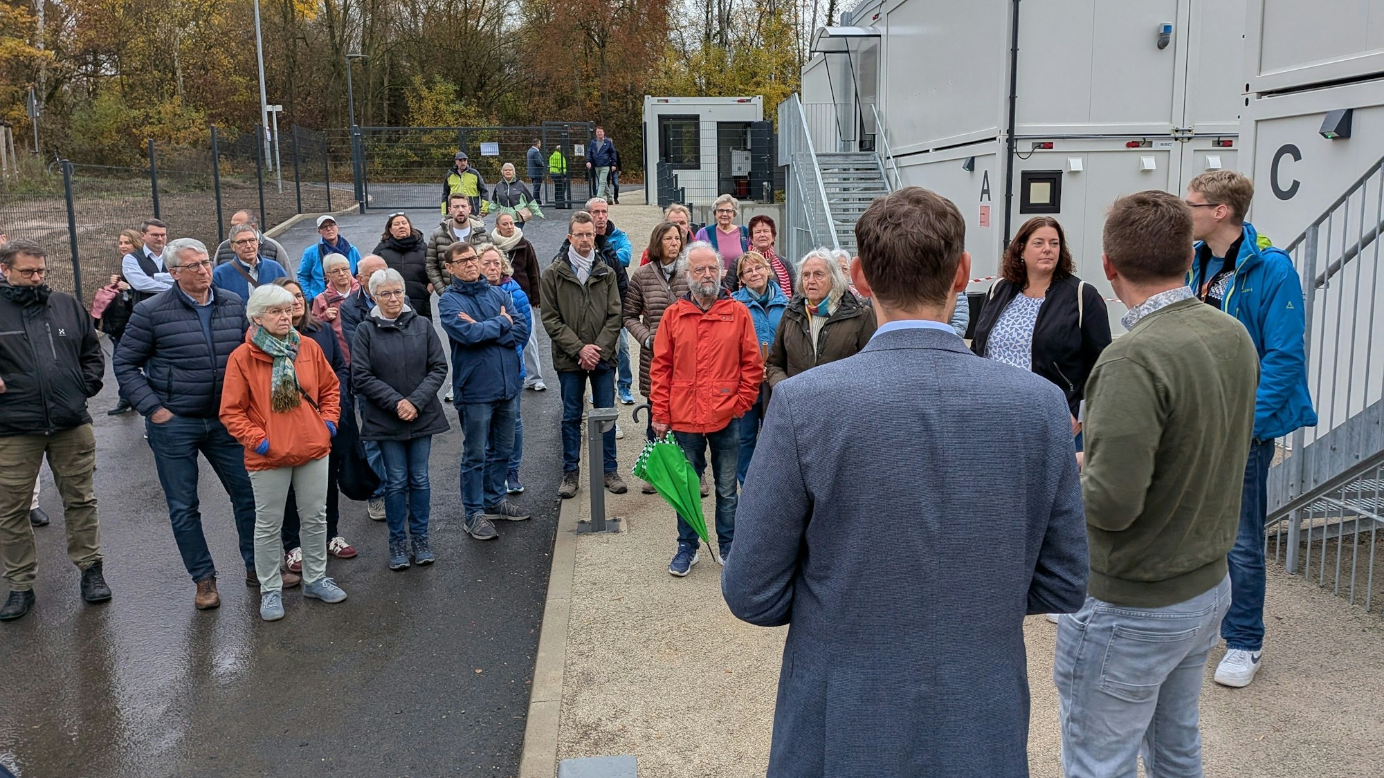 Viele Besucher kamen zum Tag der offenen Tür, um die ZUE anzugucken und Fragen zu stellen.