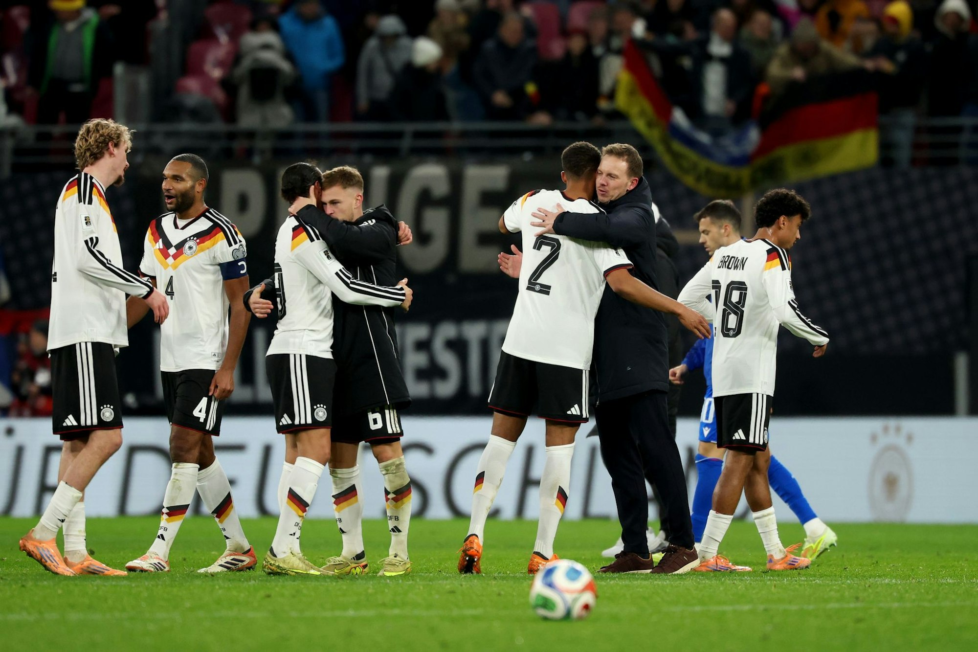 Alle erleichtert: Deutschland feiert das WM-Ticket.