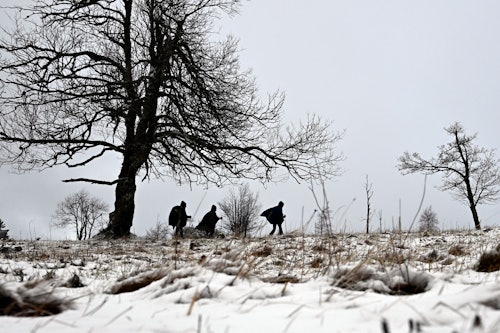 17.11.2025, Nordrhein-Westfalen, Winterberg: Wanderer gehen auf dem Kahlen Asten durch die Schneelandschaft. Nach einem kalten Start in die neue Woche sind im Sauerland die ersten Schneeflocken gefallen. Vom Kahlen Asten, dem bekannten Berg im Sauerland, werde eine Temperatur von -0,8 Grad Celsius gemeldet.