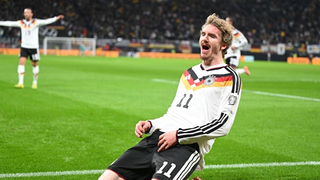 Nick Woltemade feiert seinen Treffer zum 1:0.