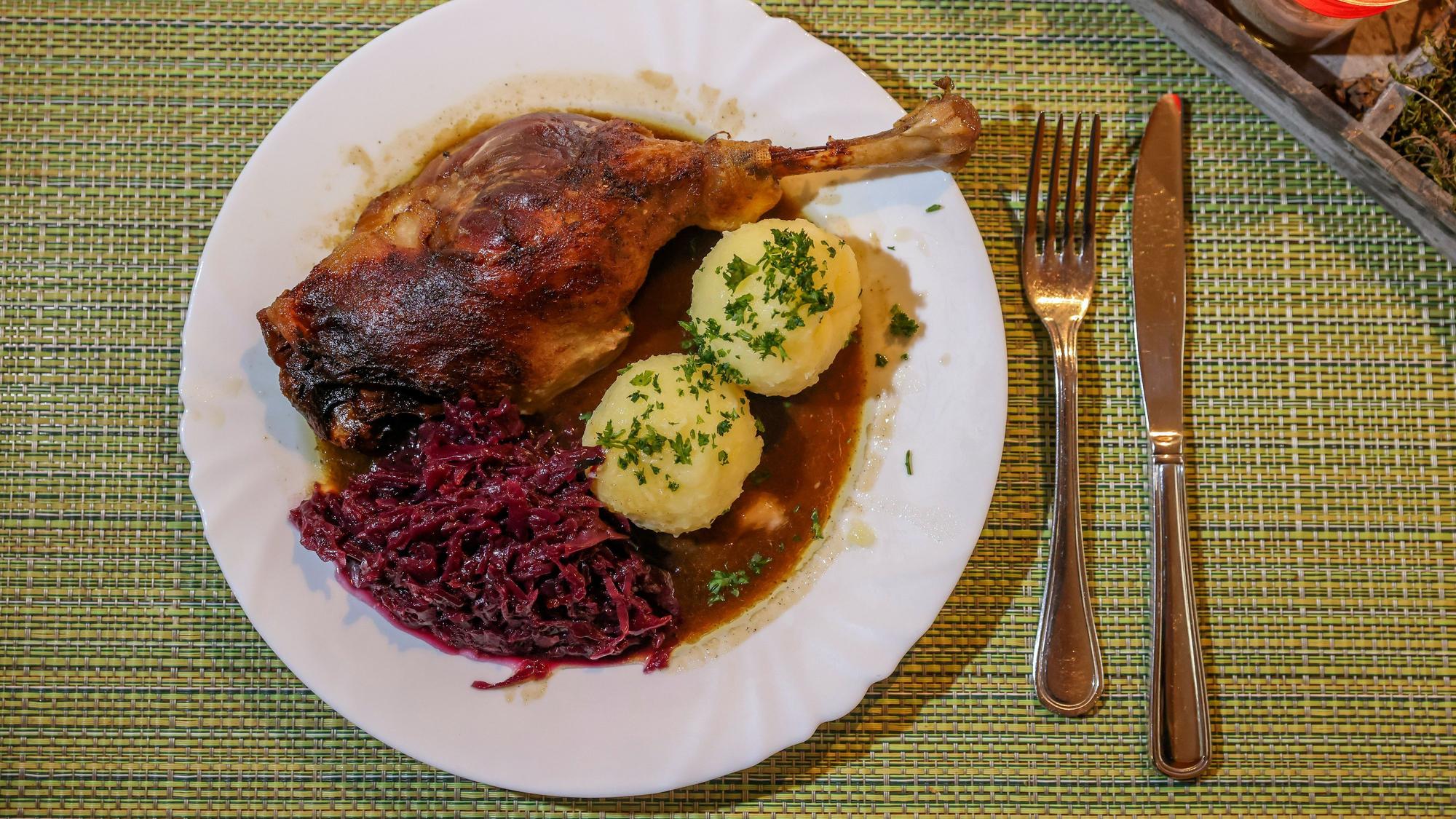 Zwei Kartoffelklöße und Rotkohl gibt es zur Gans als Beilage.