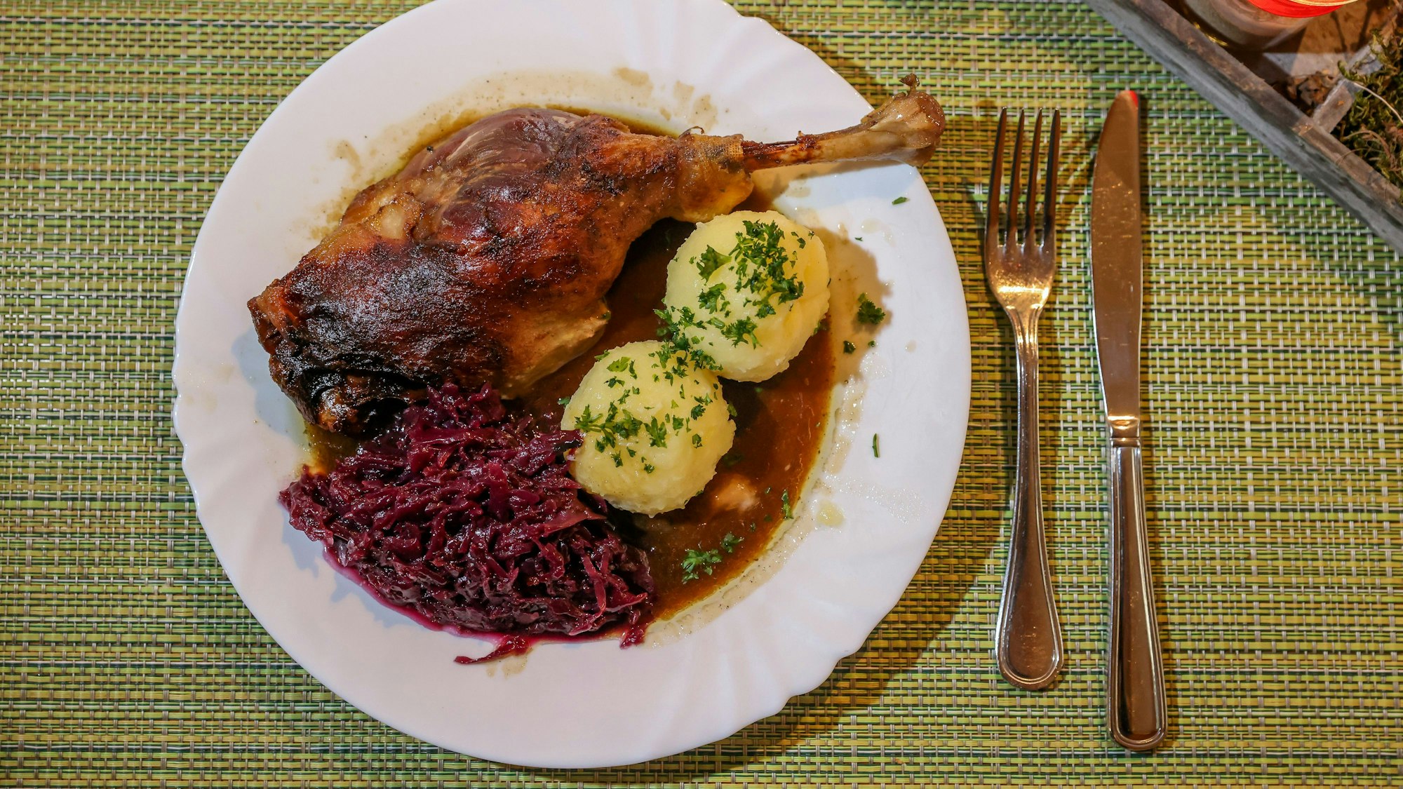 Zwei Kartoffelklöße und Rotkohl gibt es zur Gans als Beilage.