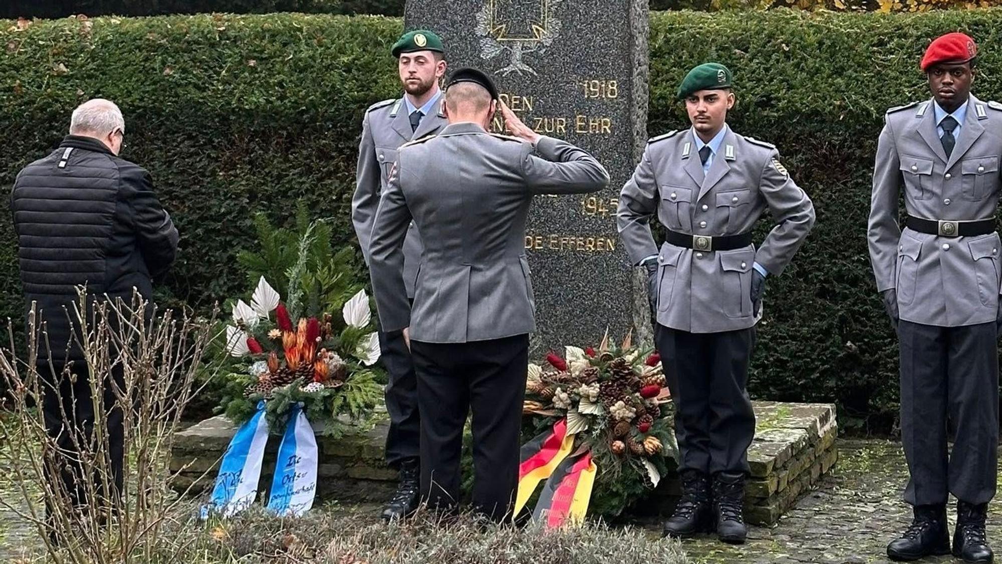 In Hürth wurden am Mahnmal in Efferen Kränze niedergelegt.