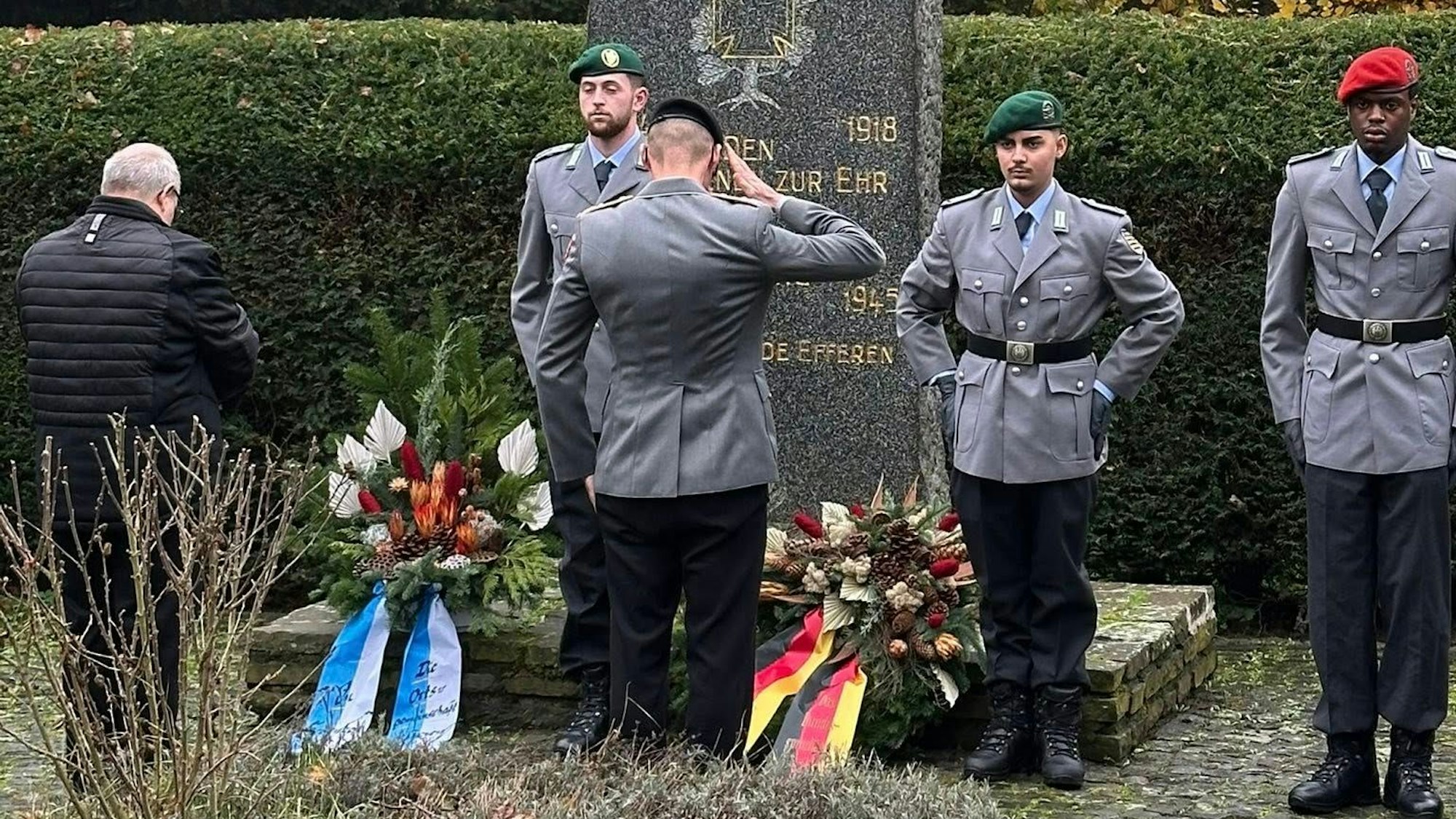 In Hürth wurden am Mahnmal in Efferen Kränze niedergelegt.