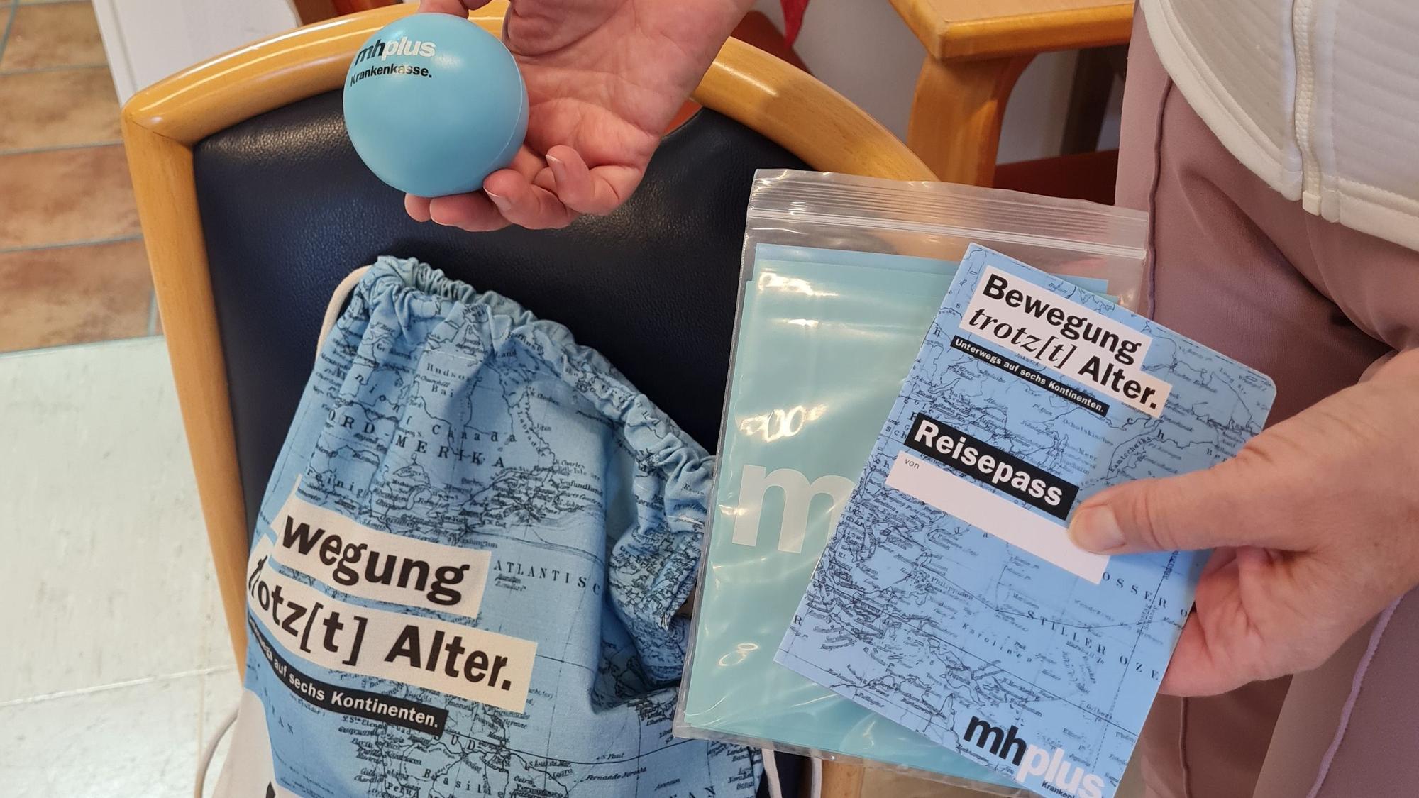 Softball, Gummiband und Reisepass gibt es im Rucksack für die Teilnehmerinnen und Teilnehmer an „Bewegung trotz(t) Alter“.