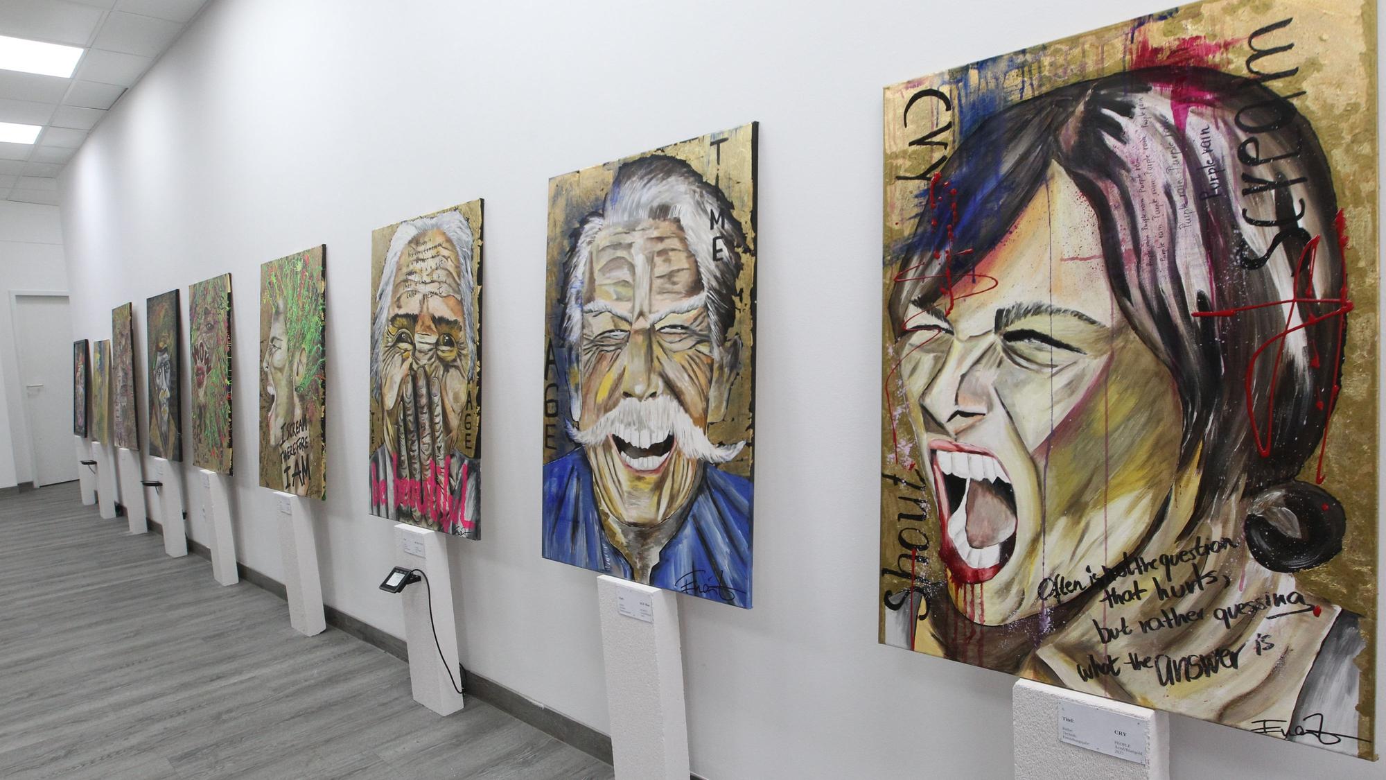 Die Gesichter-Reihe der Künstlerin mit dem Bild „Der Schrei“ (rechts), das demnächst auch in Bonn in der Stage-Galerie ausgestellt wird.
