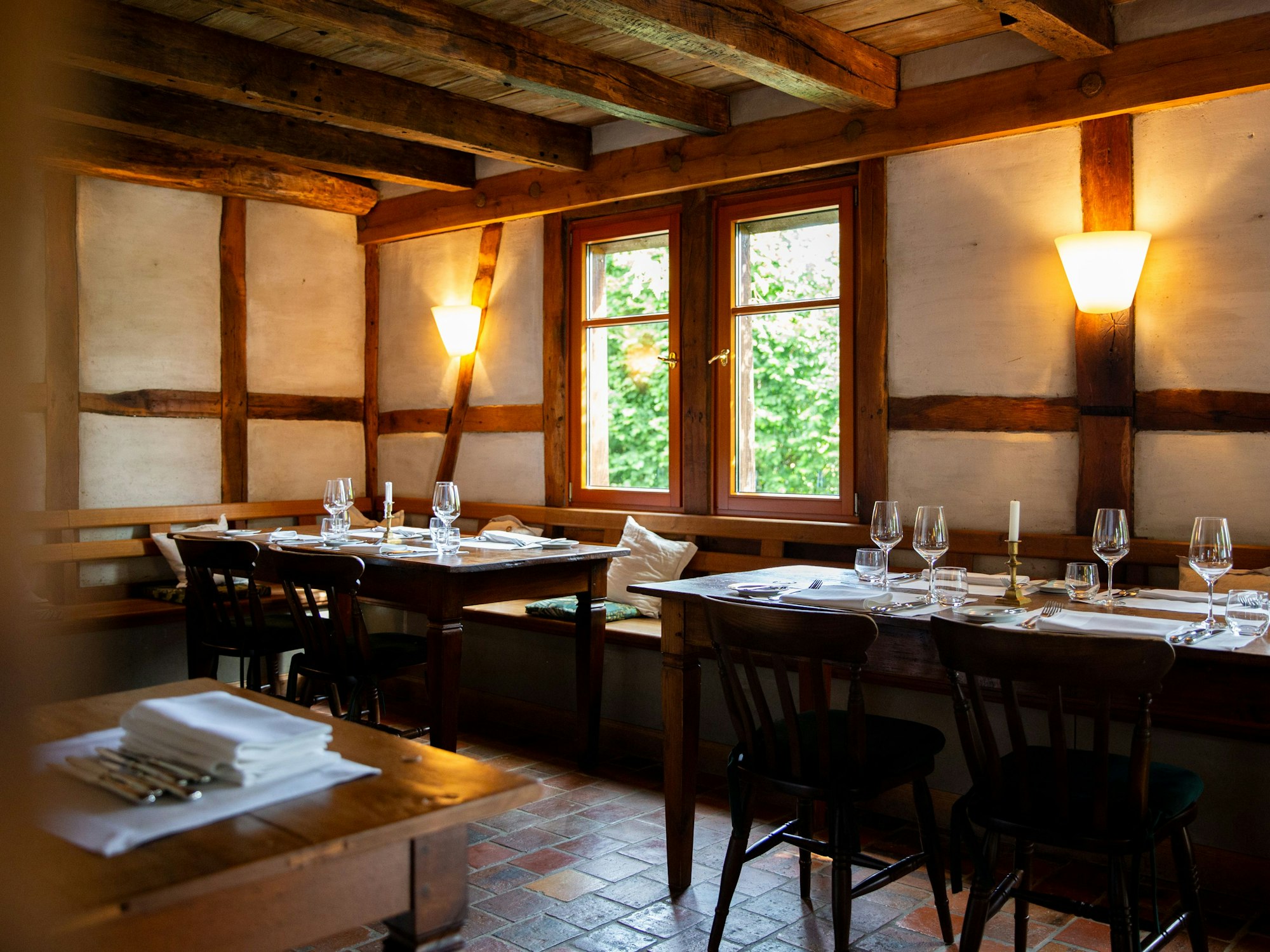 Eine Gaststube mit gedeckten Tischen