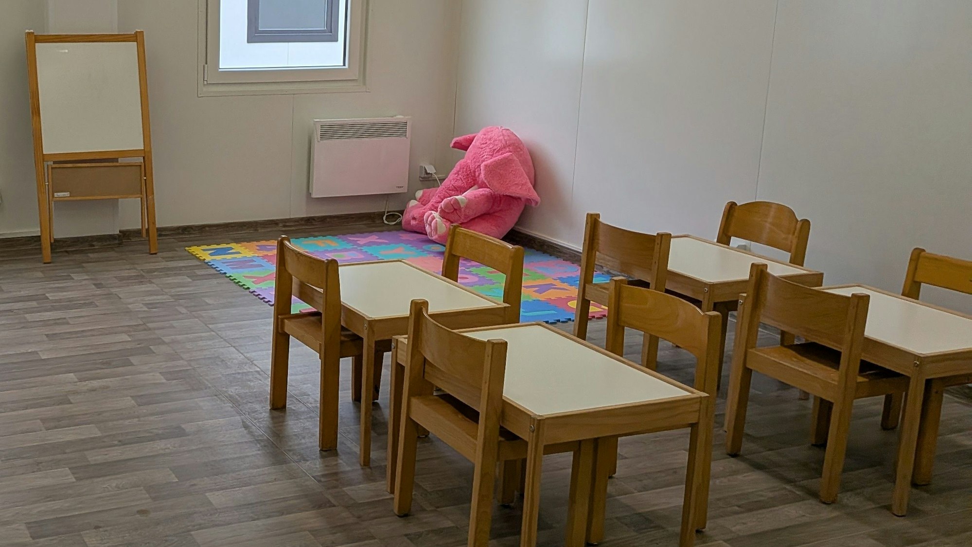 In der Einrichtung gibt es Spielzimmer für Kinder und Jugendräume.