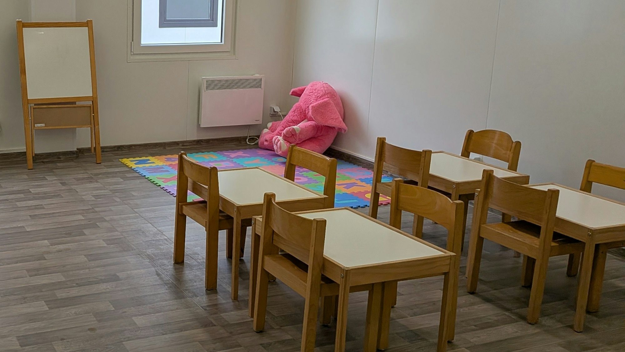In der Einrichtung gibt es Spielzimmer für Kinder und Jugendräume.