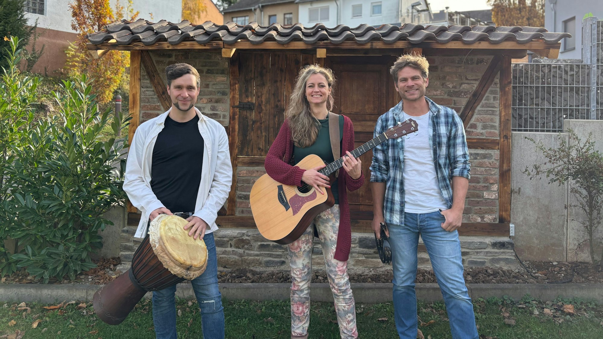 Kai Gehlen, Jana Lindhorst und Uwe Reetz stehen nebeneinander in einem Garten.