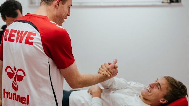 Zurück am Geißbockheim: Teamkollege Dominique Heintz (l.) begrüßt den am Knie operierten Timo Hübers.