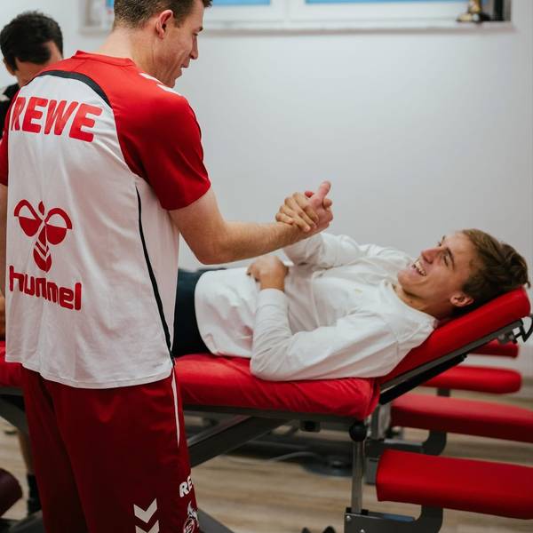 Zurück am Geißbockheim: Teamkollege Dominique Heintz (l.) begrüßt den am Knie operierten Timo Hübers.