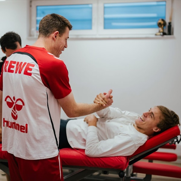 Zurück am Geißbockheim: Teamkollege Dominique Heintz (l.) begrüßt den am Knie operierten Timo Hübers.