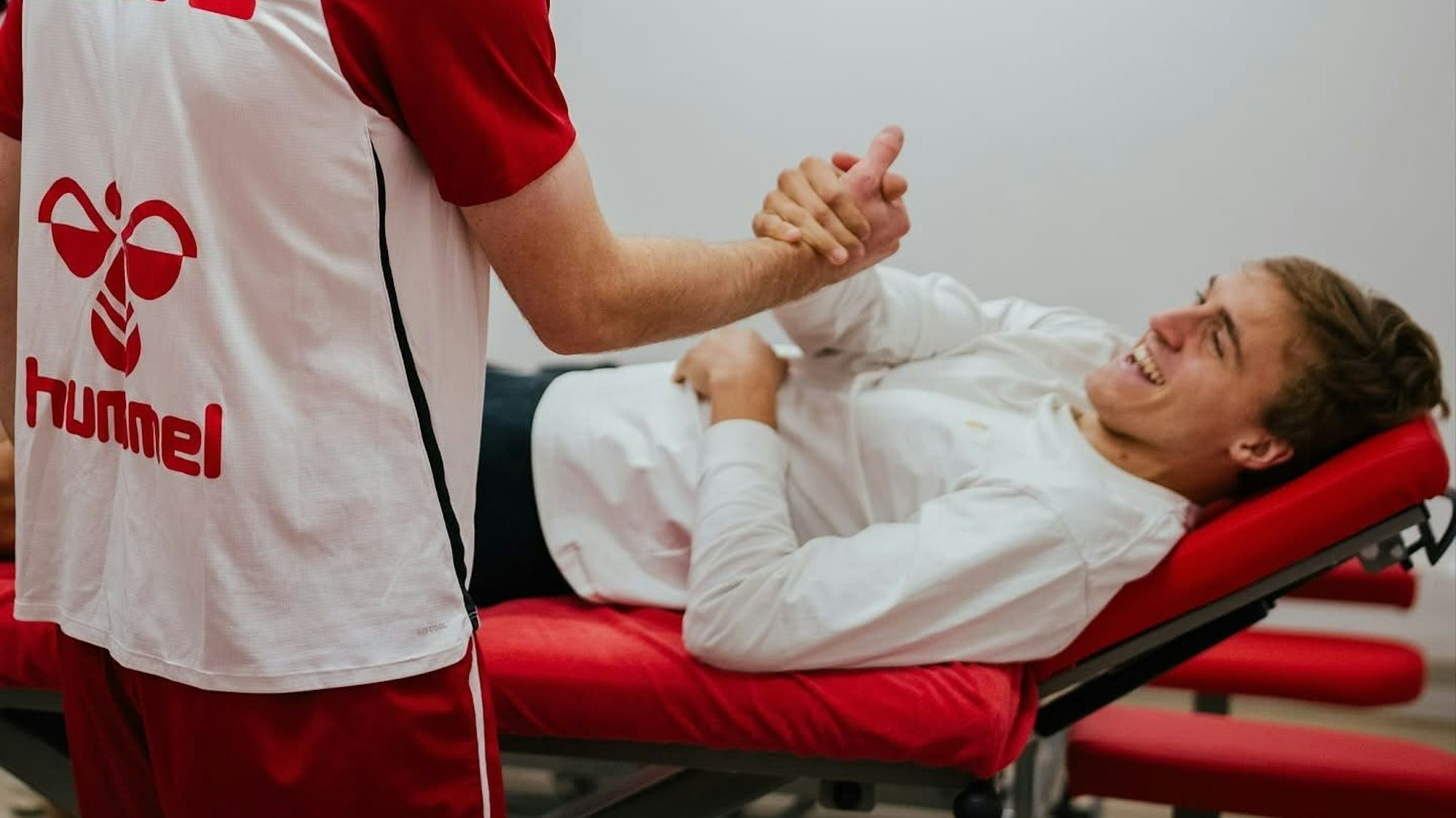 Zurück am Geißbockheim: Teamkollege Dominique Heintz (l.) begrüßt den am Knie operierten Timo Hübers.