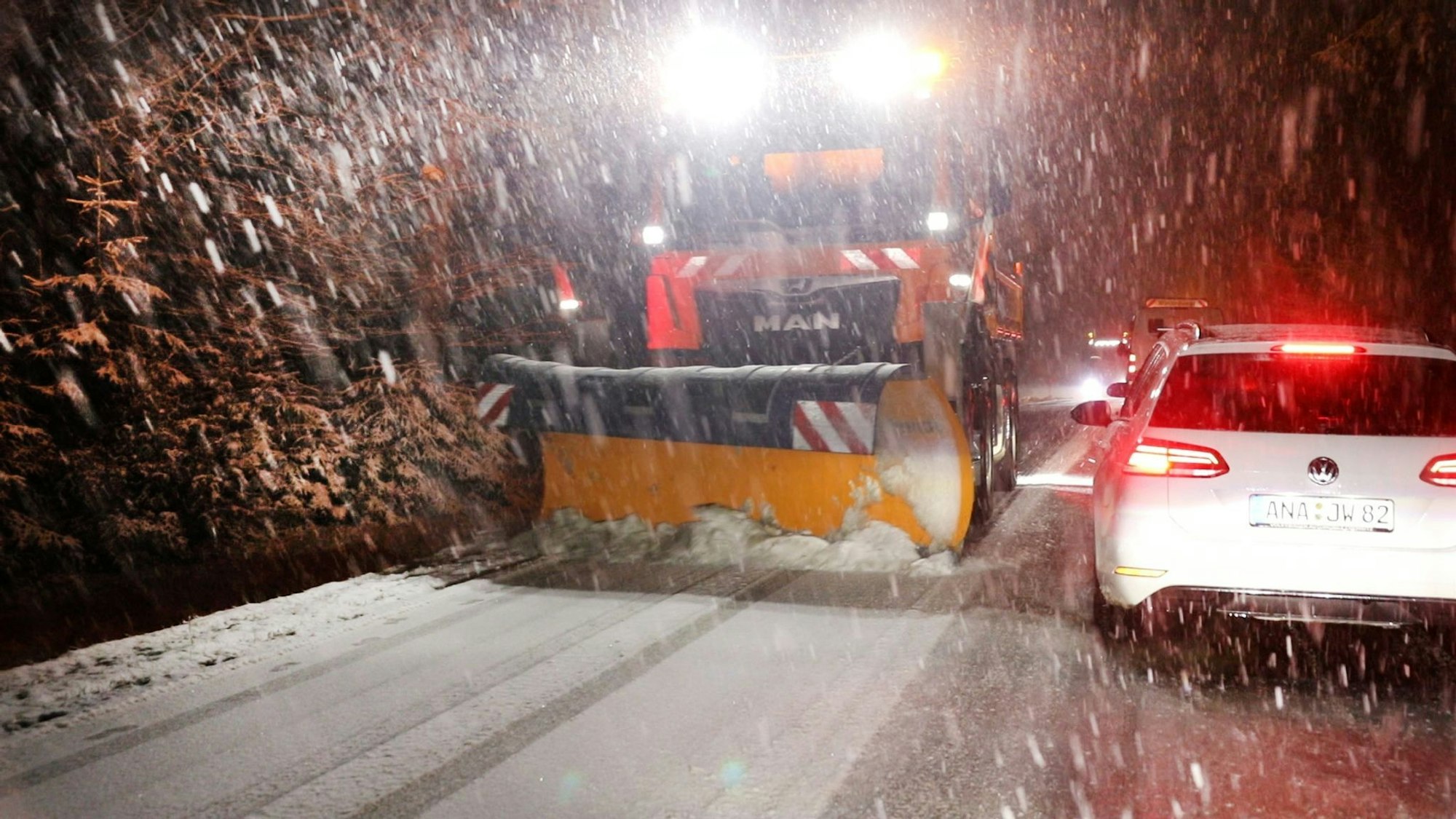 Im Erzgebirge räumte der Winterdienst den Schnee von den Straßen.