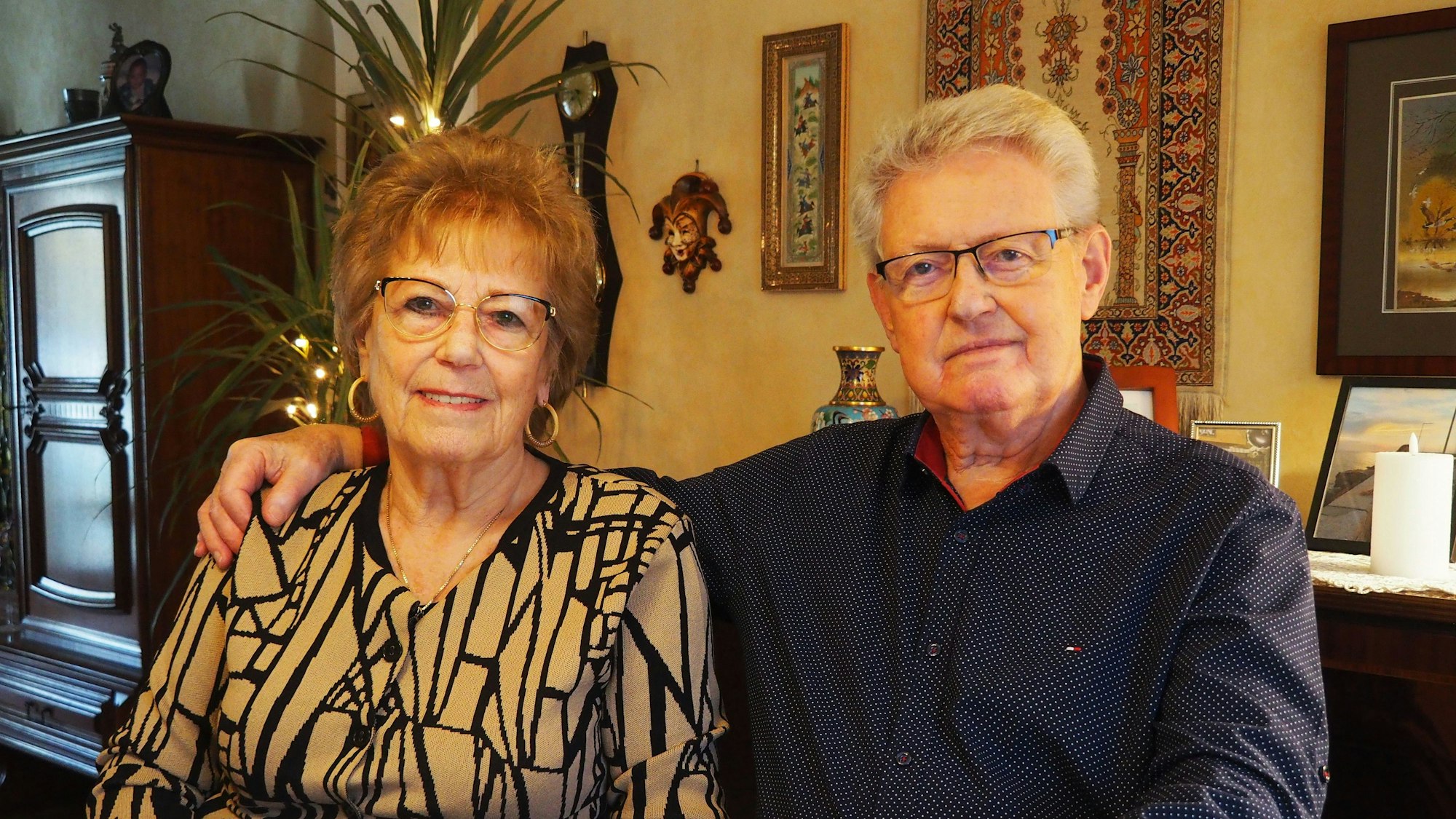 Ein Paar sitzt an einem Tisch.