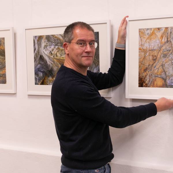 VFotograf Andreas Türpe mit seinen Bildern der Ausstellung „Wasser und Stein“.