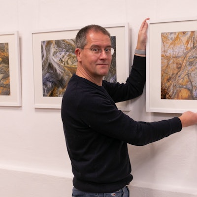 VFotograf Andreas Türpe mit seinen Bildern der Ausstellung „Wasser und Stein“.