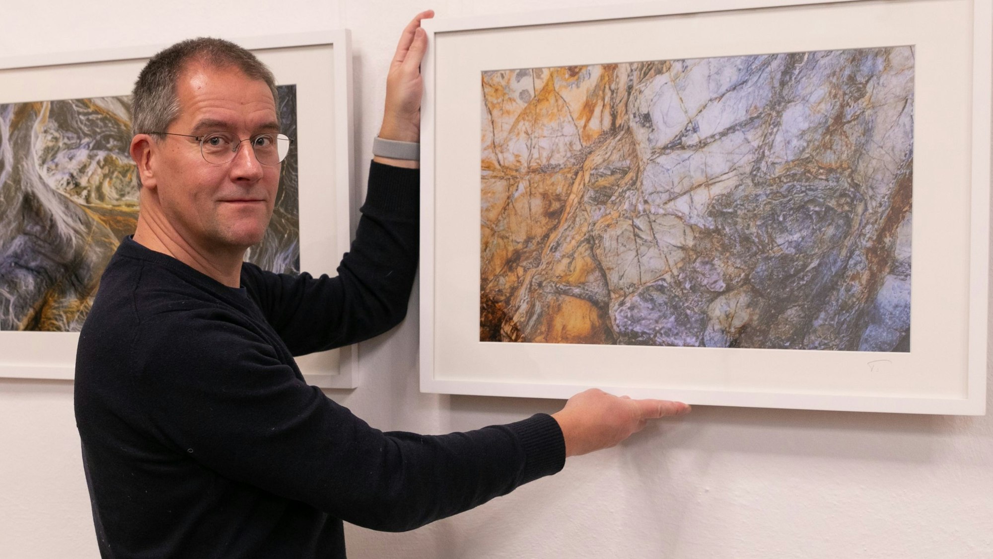 VFotograf Andreas Türpe mit seinen Bildern der Ausstellung „Wasser und Stein“.
