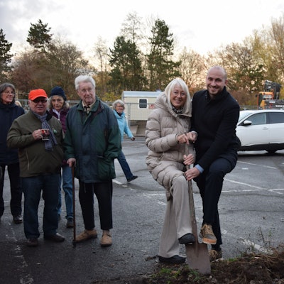 Elfi Scho-Antwerpes, SPD-Ratsmitglied für den Wahlkreis Dellbrück, und Bezirksbürgermeister Vincent Morawietz setzen symbolisch den ersten Spatenstich.