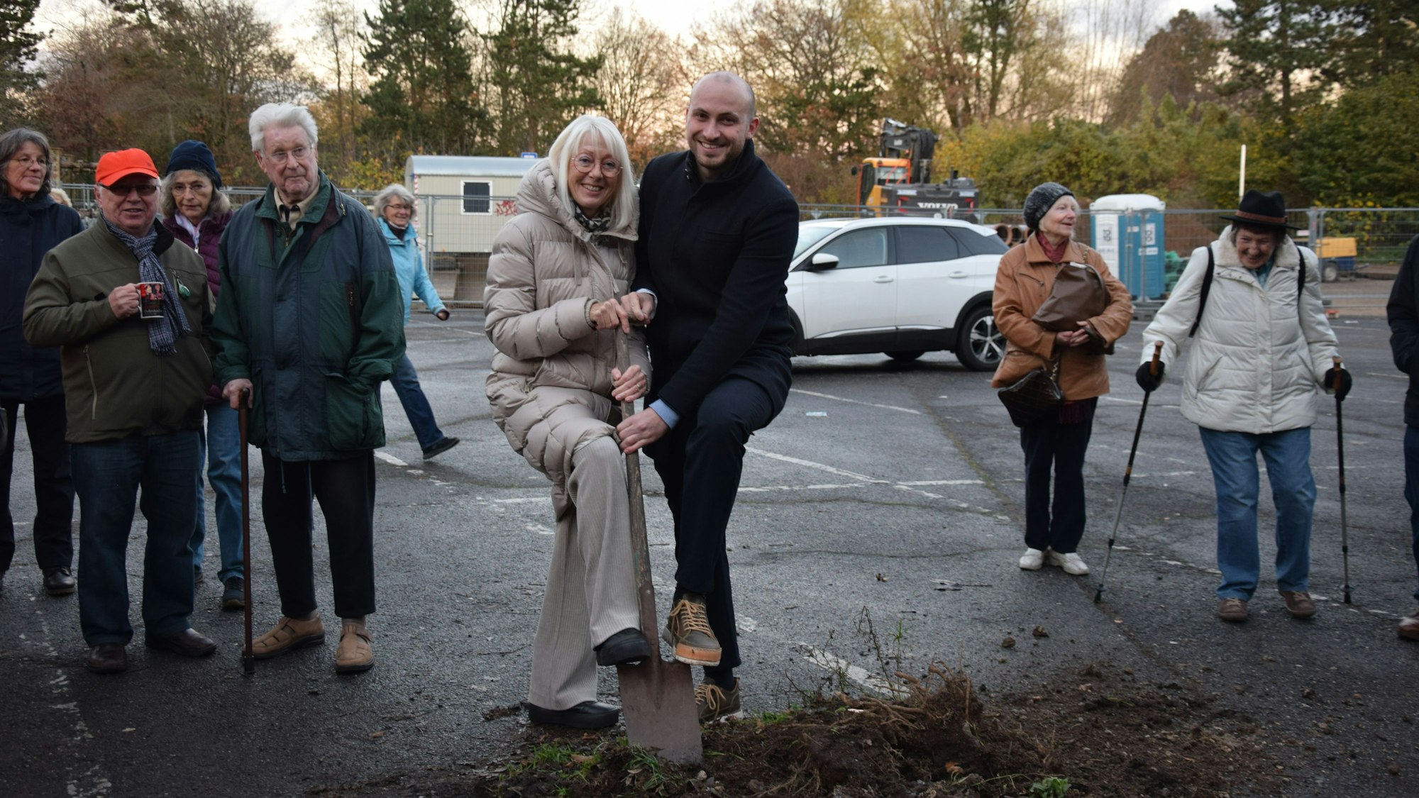Elfi Scho-Antwerpes, SPD-Ratsmitglied für den Wahlkreis Dellbrück, und Bezirksbürgermeister Vincent Morawietz setzen symbolisch den ersten Spatenstich.