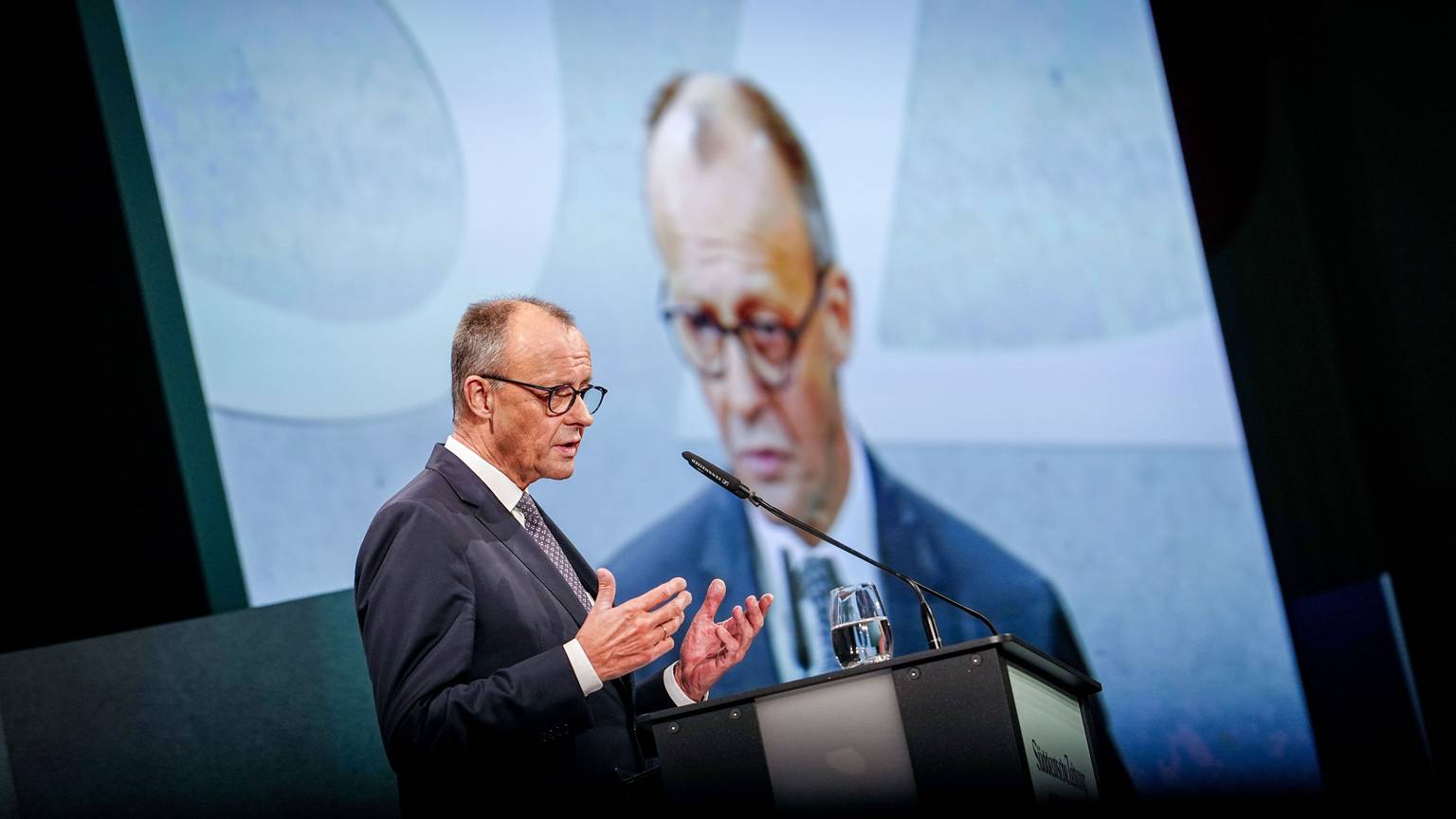 Bundeskanzler Friedrich Merz (CDU) spricht beim Wirtschaftsgipfel der Süddeutschen Zeitung