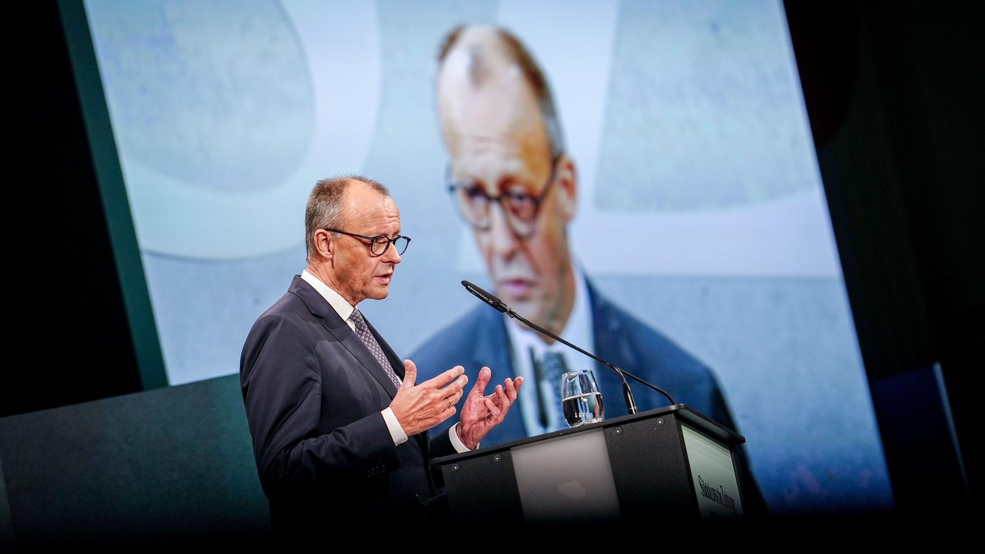 Bundeskanzler Friedrich Merz (CDU) spricht beim Wirtschaftsgipfel der Süddeutschen Zeitung