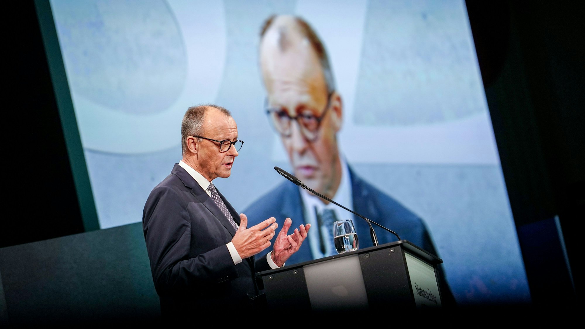 Bundeskanzler Friedrich Merz (CDU) spricht beim Wirtschaftsgipfel der Süddeutschen Zeitung