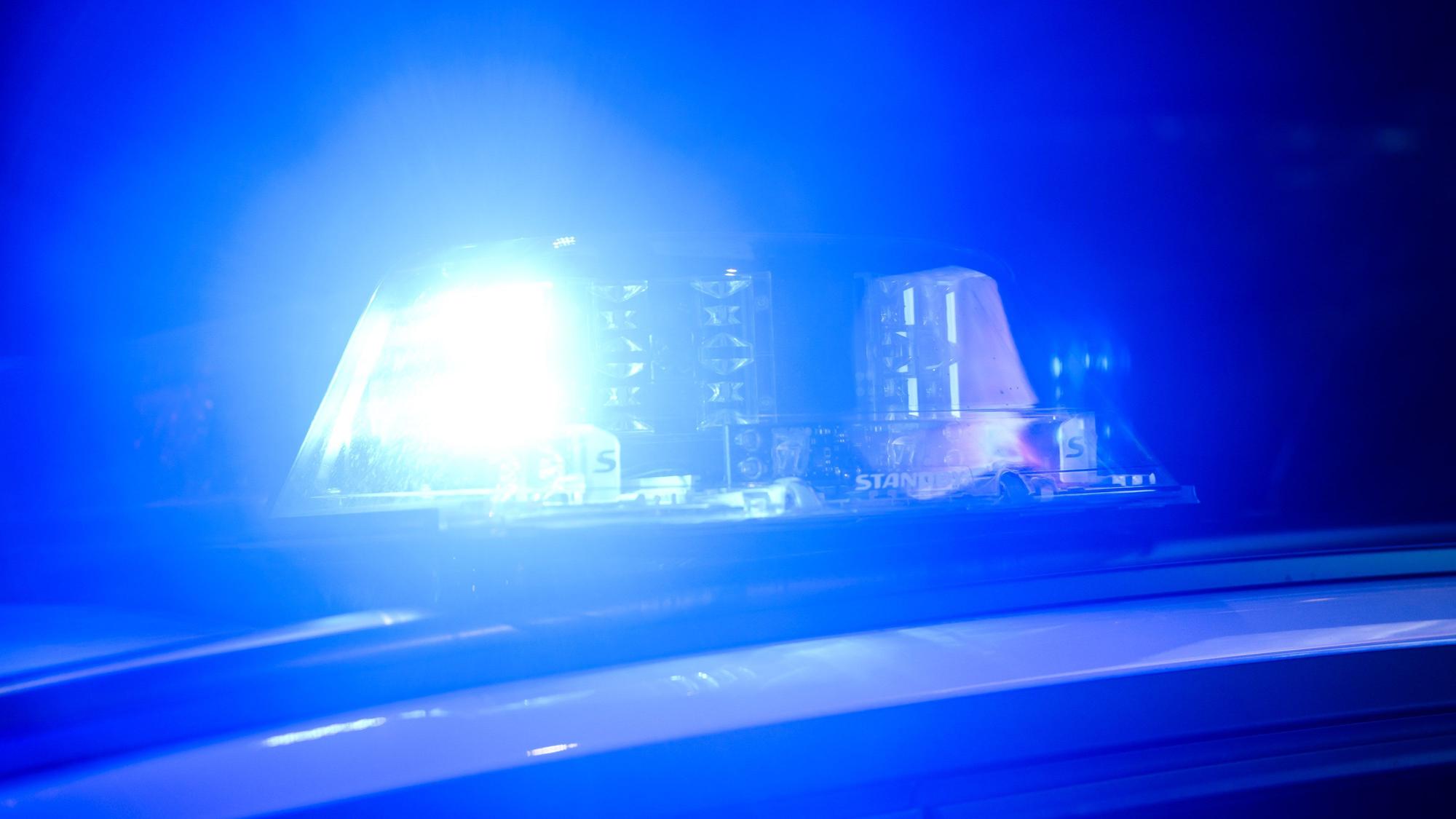 Ein Blaulicht leuchtet auf einem Polizeifahrzeug.