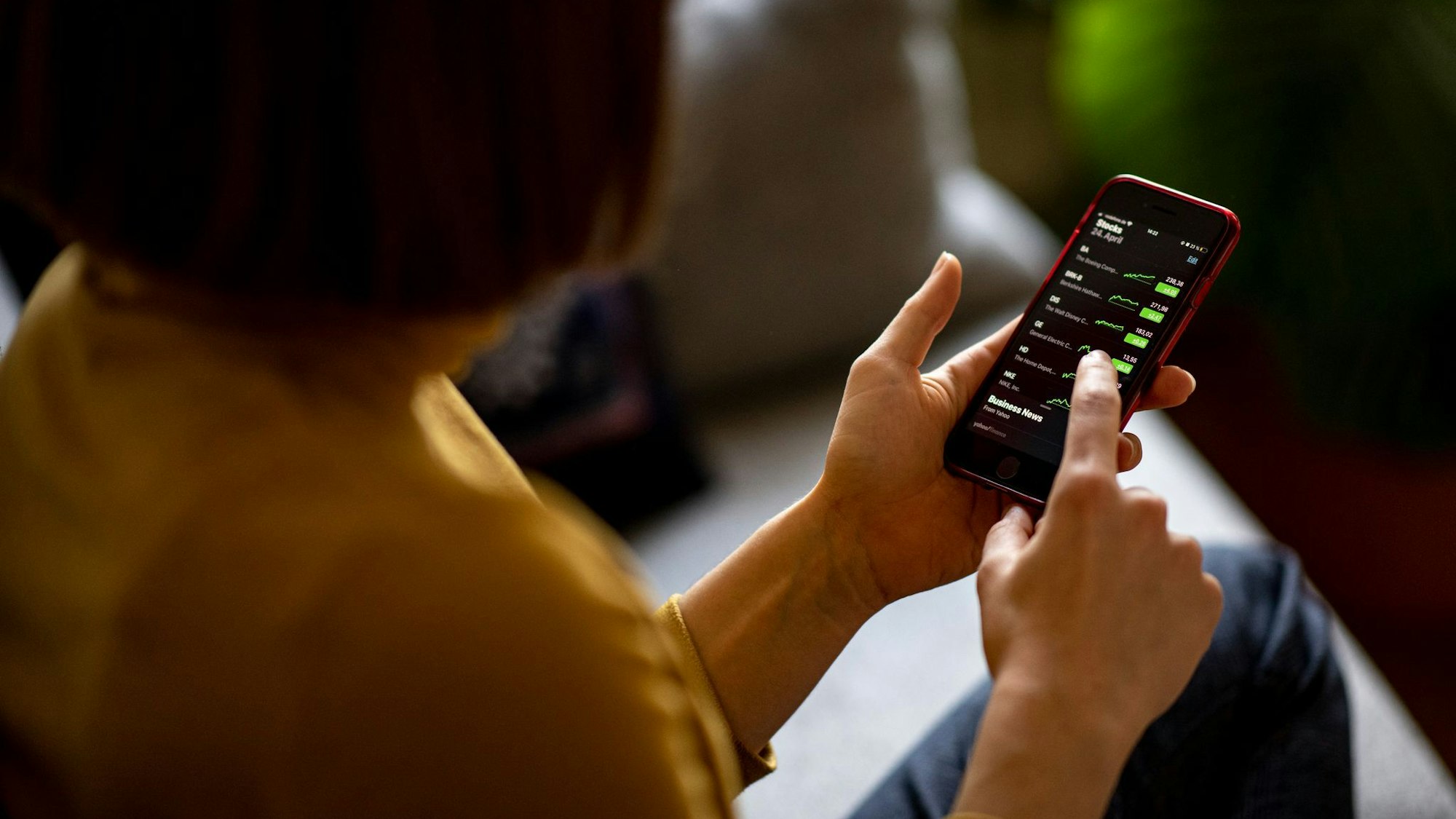 Auch die finanziellen Entscheidungen junger Menschen werden durch soziale Medien stärker beeinflusst als bei älteren Generationen. (Symbolbild)