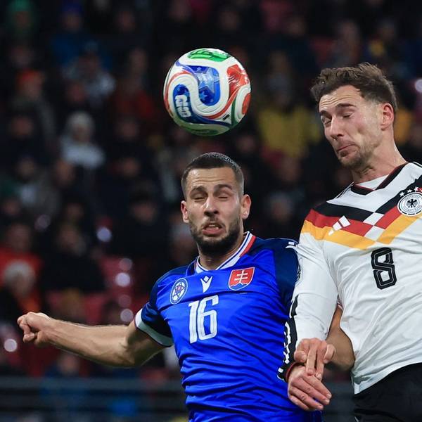 17.11.2025, Sachsen, Leipzig: Fußball: WM-Qualifikation Europa, Deutschland - Slowakei, Gruppenphase, Gruppe A, 6. Spieltag, Red Bull Arena. Leon Goretzka (Deutschland, r) und Dávid Hancko (Slowakei) kämpfen um den Ball. Foto: Jan Woitas/dpa +++ dpa-Bildfunk +++