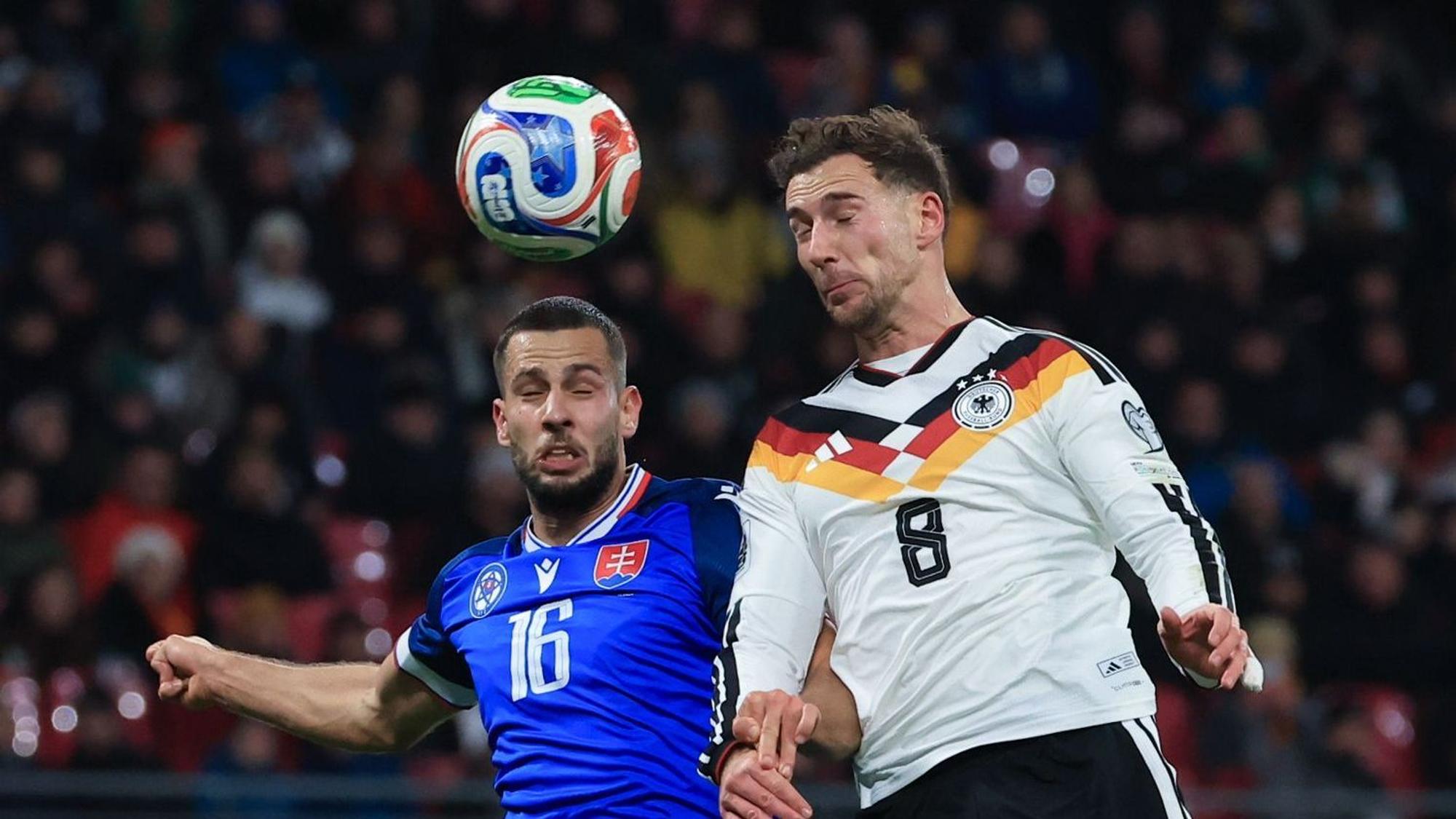 17.11.2025, Sachsen, Leipzig: Fußball: WM-Qualifikation Europa, Deutschland - Slowakei, Gruppenphase, Gruppe A, 6. Spieltag, Red Bull Arena. Leon Goretzka (Deutschland, r) und Dávid Hancko (Slowakei) kämpfen um den Ball. Foto: Jan Woitas/dpa +++ dpa-Bildfunk +++