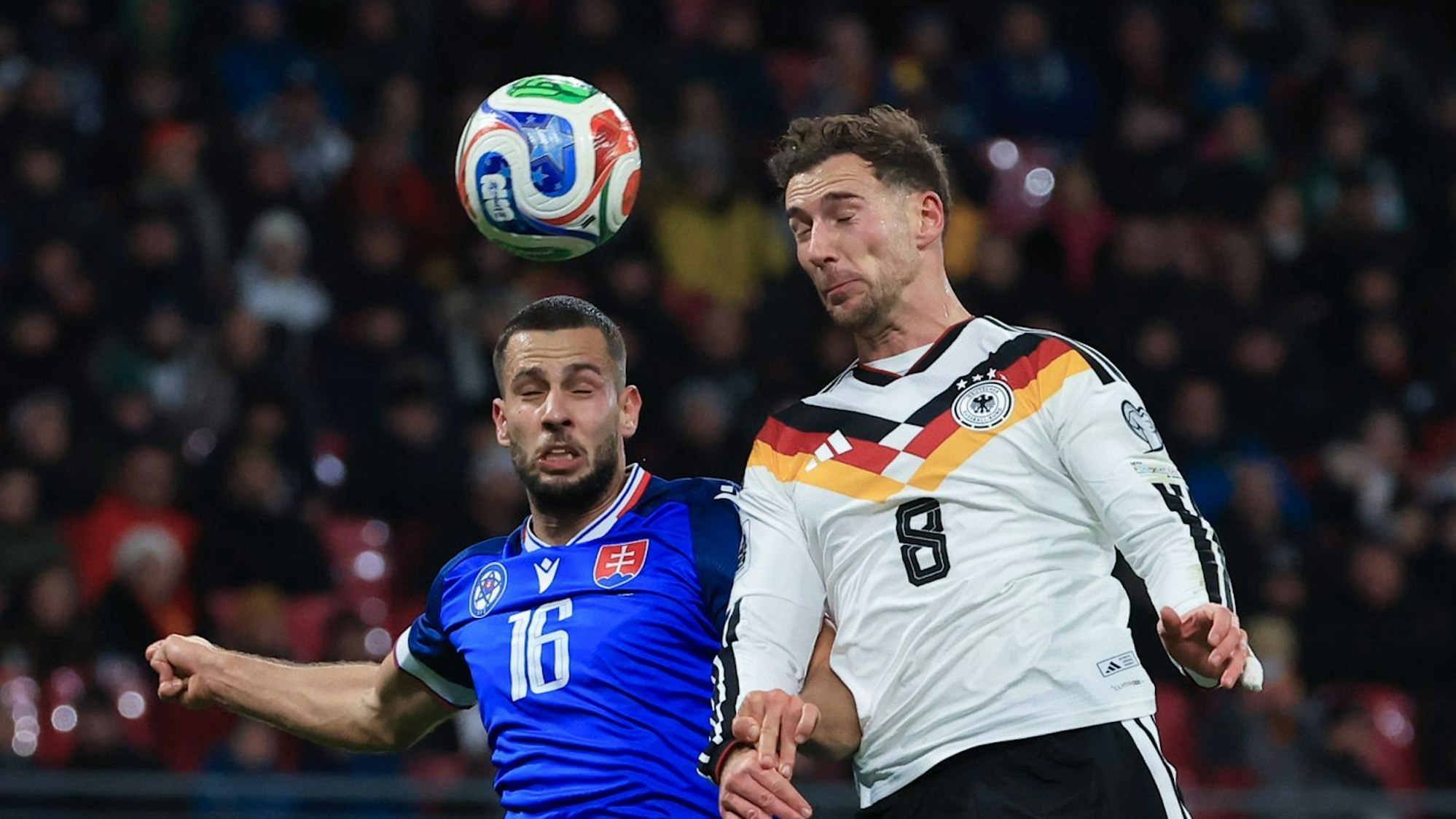 17.11.2025, Sachsen, Leipzig: Fußball: WM-Qualifikation Europa, Deutschland - Slowakei, Gruppenphase, Gruppe A, 6. Spieltag, Red Bull Arena. Leon Goretzka (Deutschland, r) und Dávid Hancko (Slowakei) kämpfen um den Ball. Foto: Jan Woitas/dpa +++ dpa-Bildfunk +++