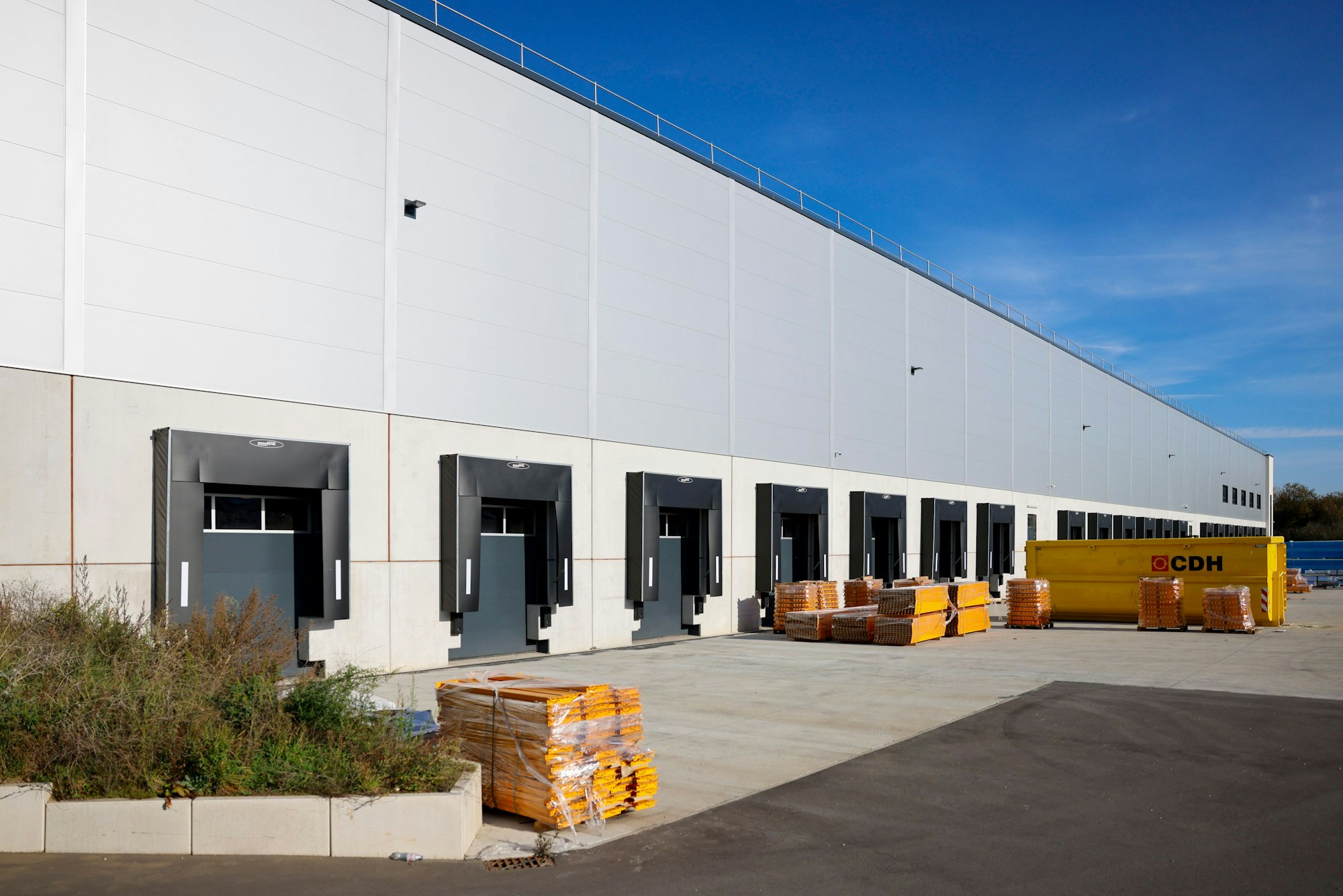 Die neu gebaute Lagerhalle am Josef-Linden-Weg 6 in Gremberghoven verfügt über 22 Lkw-Rampen und 8200 Quadratmeter Nutzfläche.