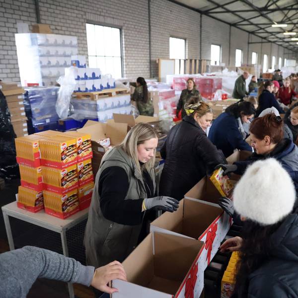 Am Fließband packen Helferinnen und Helfer die Weihnachtspakete der Rundschau-Altenhilfe.