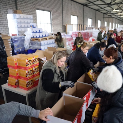 Am Fließband packen Helferinnen und Helfer die Weihnachtspakete der Rundschau-Altenhilfe.