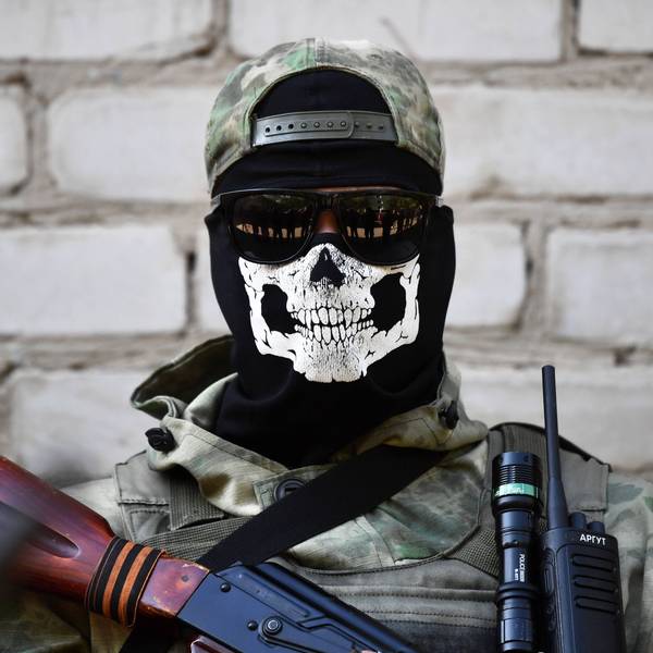 Ein russischer Soldat trägt eine Maske mit einem Totenkopf-Aufdruck. Die Neonazi-Gruppe Russitsch will nun Belohnungen für die Hinrichtung von Ukrainern zahlen. (Archivbild)