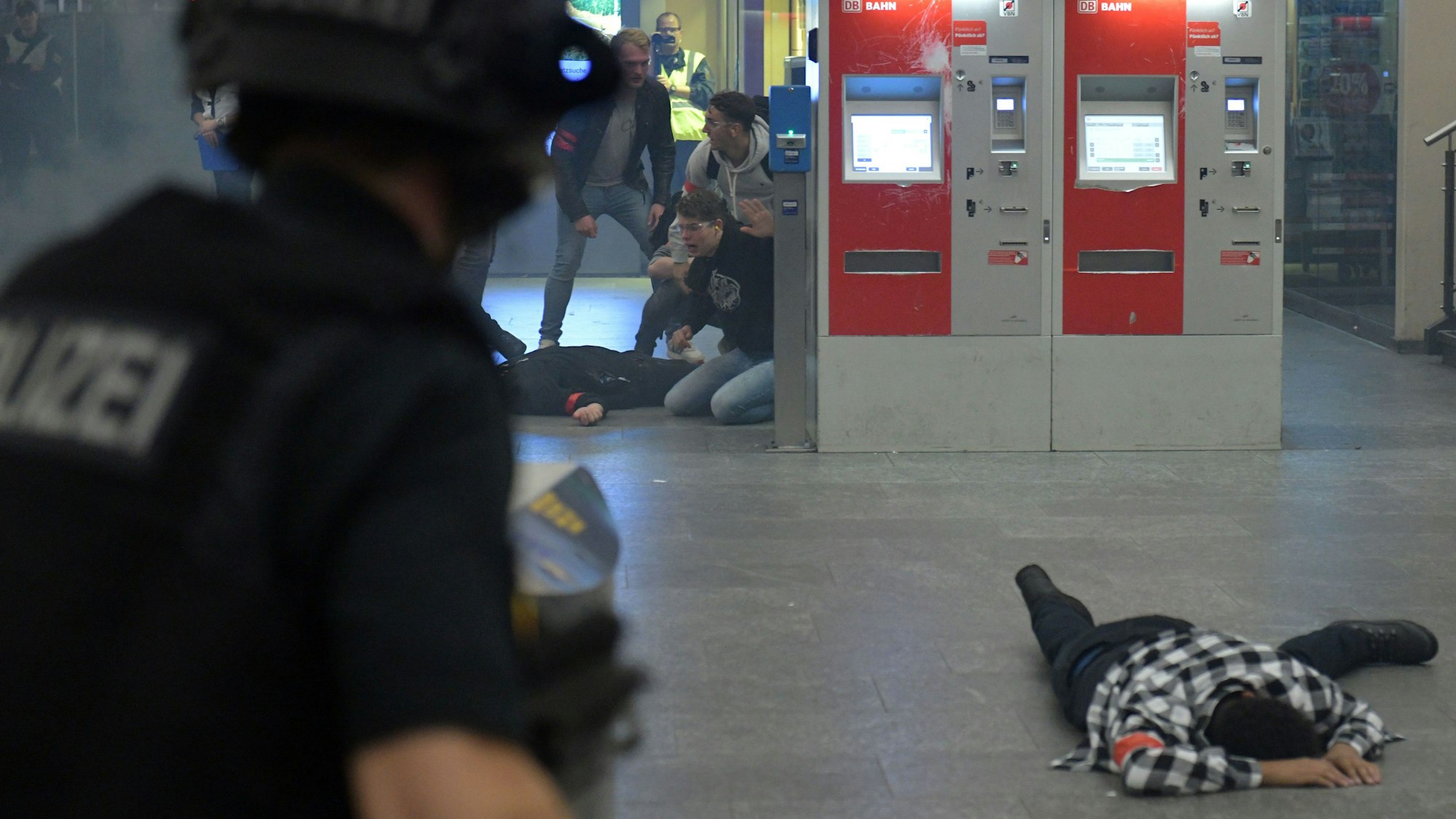 Gespieltes Chaos nach einem fiktiven Anschlag im Bremer Hauptbahnhof: Dort fand 2019 eine Anti-Terror-Übung der Bundespolizei statt.