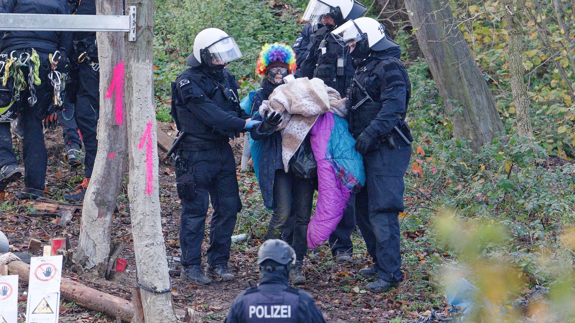 Mit einem Großeinsatz hat die Polizei das von Aktivisten besetzte Waldstück am Braunkohle-Tagebau Hambach geräumt.