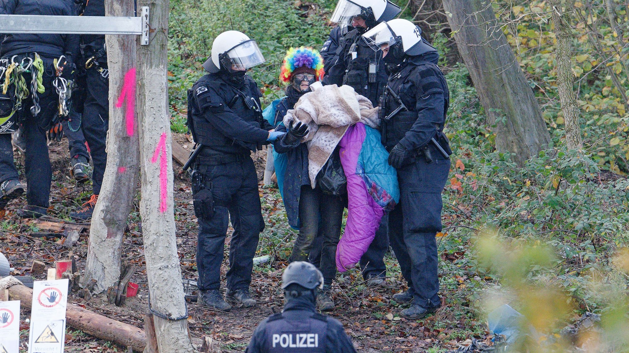 Mit einem Großeinsatz hat die Polizei das von Aktivisten besetzte Waldstück am Braunkohle-Tagebau Hambach geräumt.